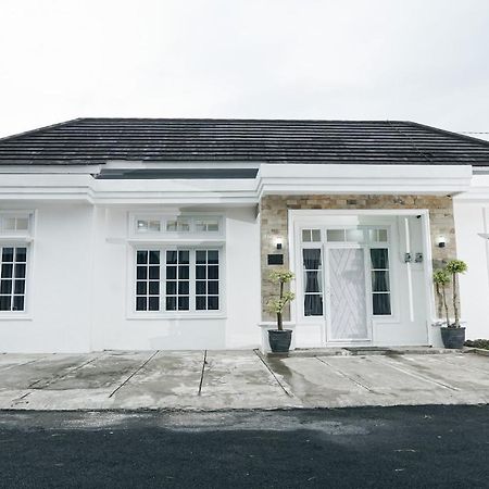 Pilla Villa Purwokerto Exterior photo